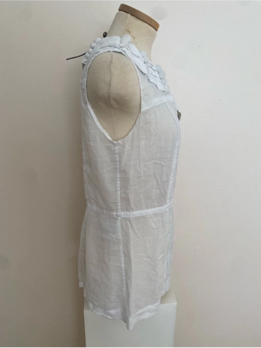 Elegant White Ruffled Collar Sleeveless Camisole